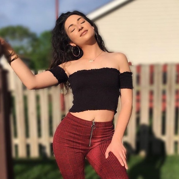 BLACK OFF-THE- SHOULDER SMOCKED TOP - Picture 2 of 8